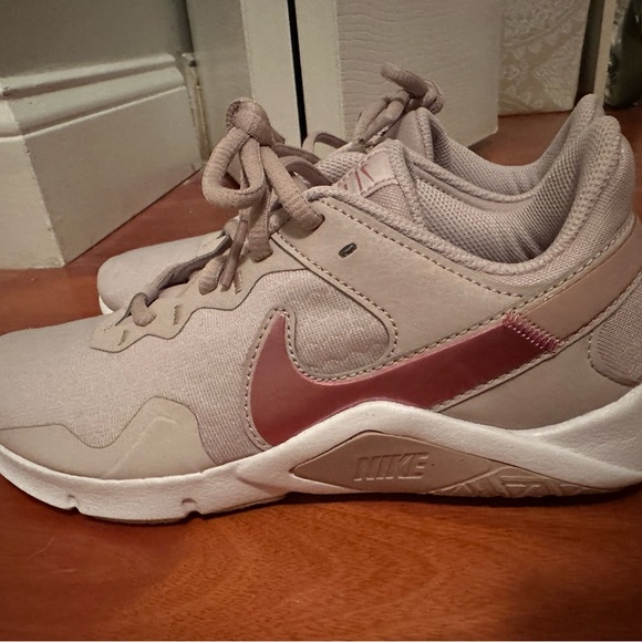 Nike Women’s Shoes, Size 7.5–Like new - Picture 4 of 4
